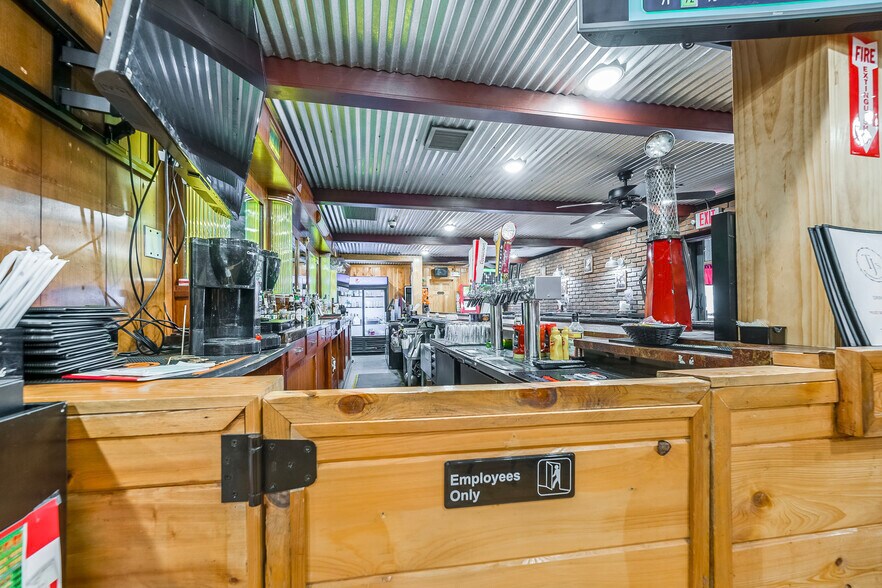 More Photos Of 617 S Washington St, New Paris Bar For Sale