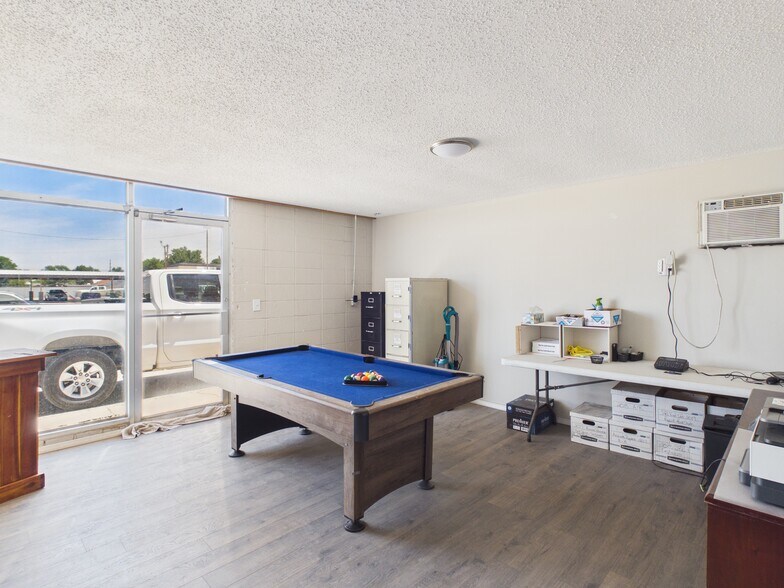 More Photos Of 315-317 N Dumas Ave, Dumas Service For Sale