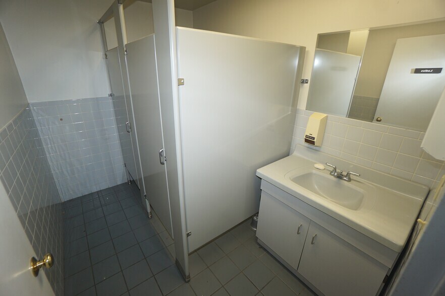 More Photos Of 924 N Wood Ave, Linden Medical For Lease
