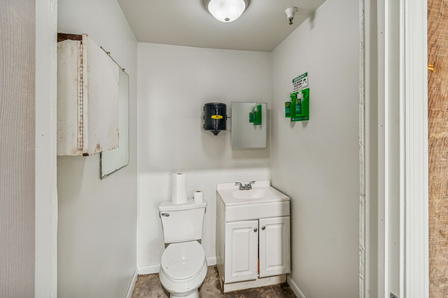 More Photos Of 1060 Harbor Lake Dr, Safety Harbor Light Manufacturing For Sale