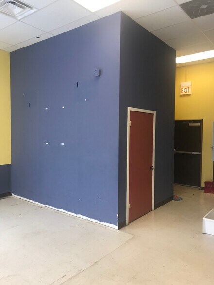 More Photos Of 1340-1360 N Green Bay Rd, Waukegan General Retail For Sale