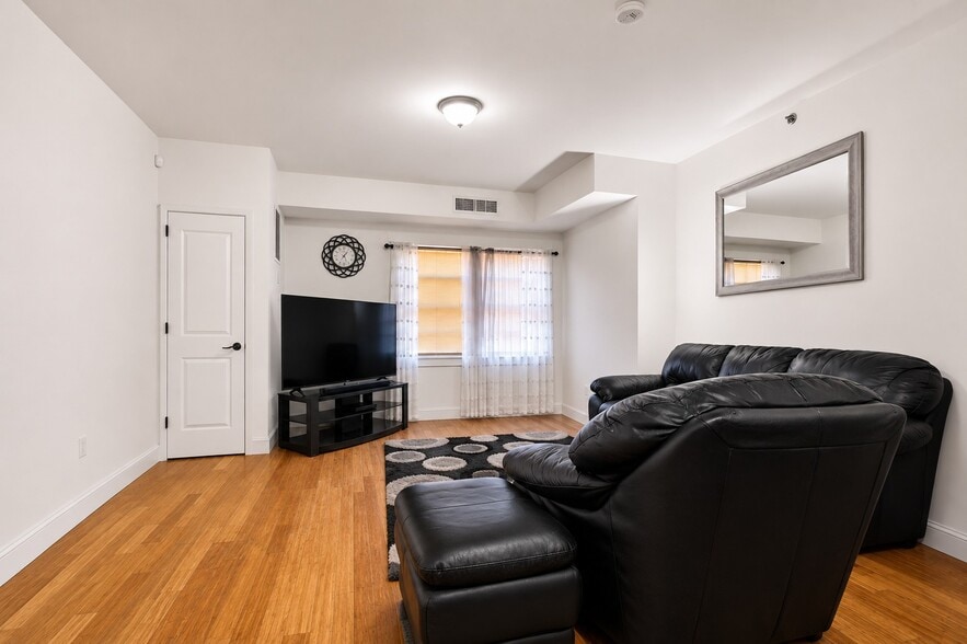 More Photos Of 14 E Sandford Blvd, Mount Vernon Apartments For Sale