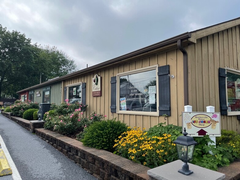 More Photos Of 2 E 28th Division Hwy, Lititz Storefront Retail Office For Lease