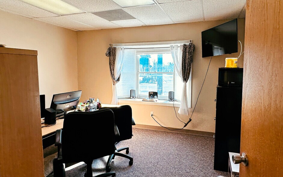 More Photos Of 33100 Grand River Ave, Farmington Office For Lease