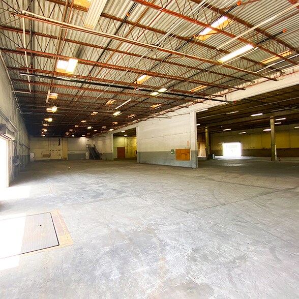 More Photos Of 2075 47th St, Sarasota Warehouse For Lease