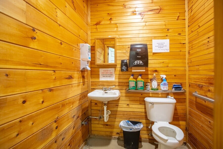 More Photos Of 424 Terrell Rd, Franklin Showroom For Sale