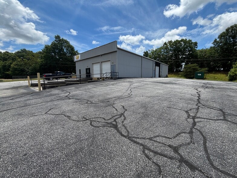 More Photos Of 267 Lakewood Dr, Greenville Warehouse For Lease
