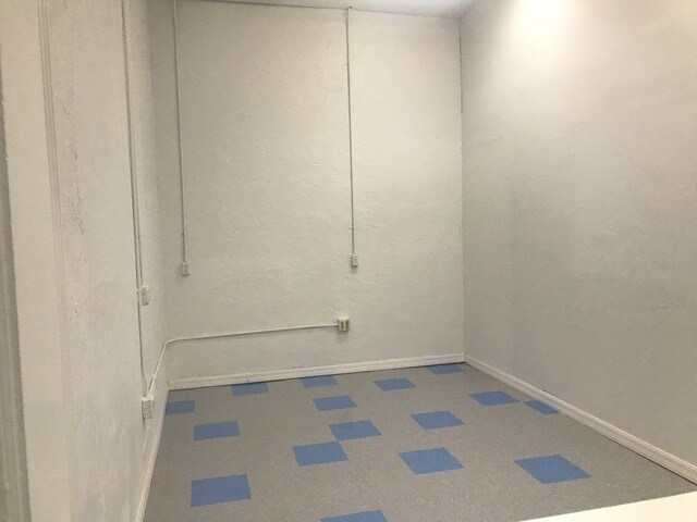 More Photos Of 25405 W Newberry Rd, Newberry Storefront Retail Office For Sale