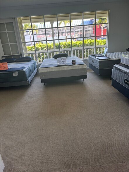 More Photos Of 4625 S Tamiami Trl, Sarasota Freestanding For Lease