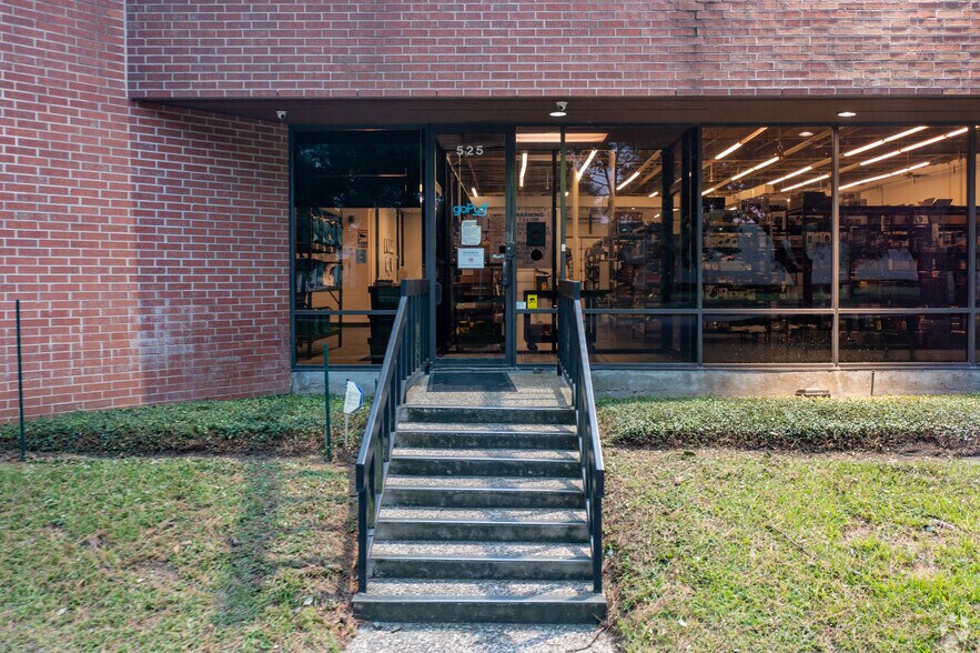 More Photos Of 500-525 Garden Oaks Blvd, Houston Warehouse For Lease