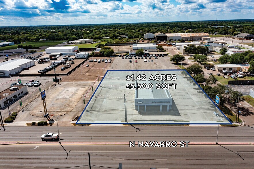 More Photos Of 3407 Navarro St, Victoria Flex For Sale