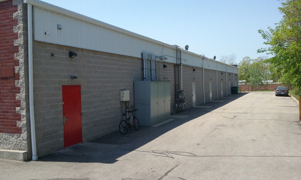 More Photos Of 1020 W Fulton St, Waupaca Freestanding For Lease