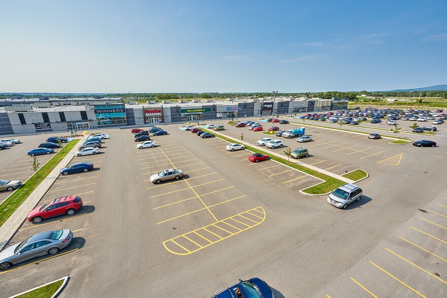 More Photos Of 4605 Boul de l'Auvergne, Québec General Retail For Lease