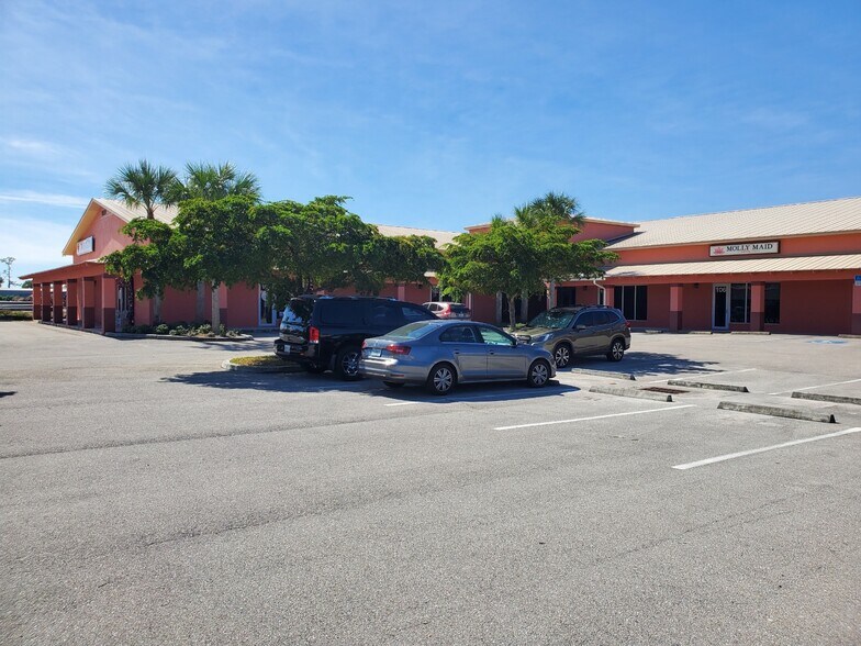 More Photos Of 10650 Metro Pky, Fort Myers Showroom For Lease