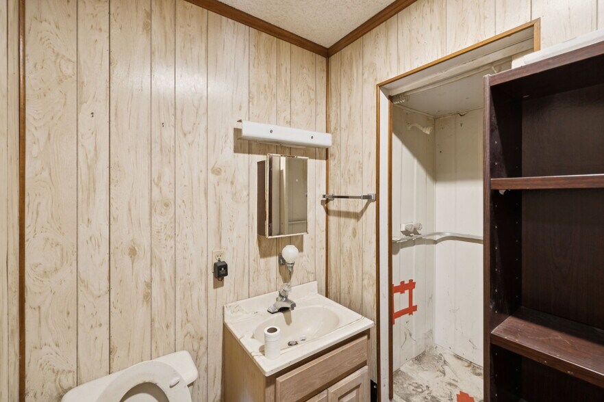 More Photos Of 100 Pecan Dr, Schertz Service For Sale