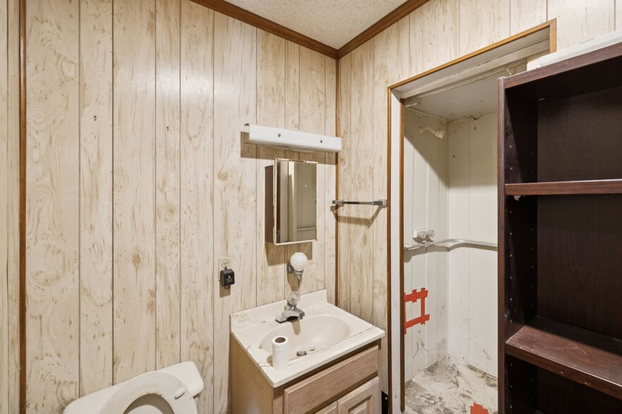 More Photos Of 100 Pecan Dr, Schertz Service For Sale