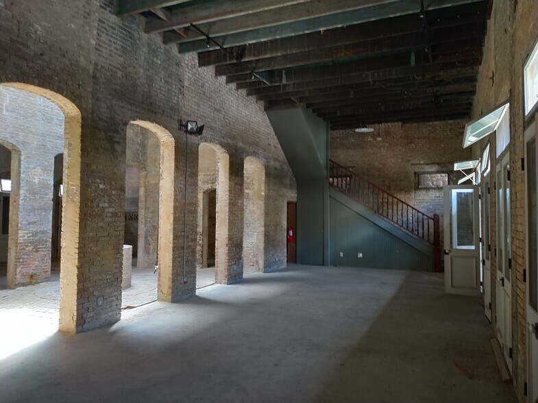 More Photos Of 1115 E Washington St, Brownsville General Retail For Sale