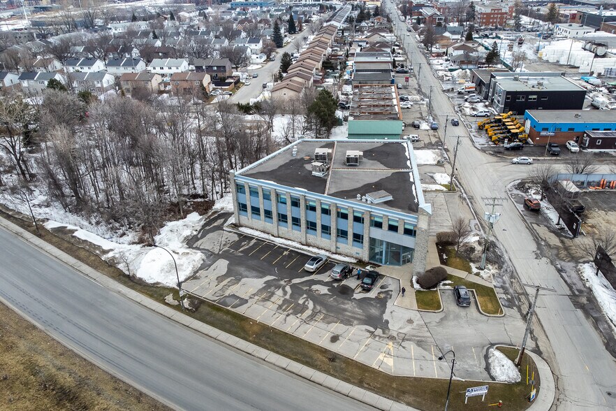 More Photos Of 13200 Boul Métropolitain E, Montréal Office For Sale