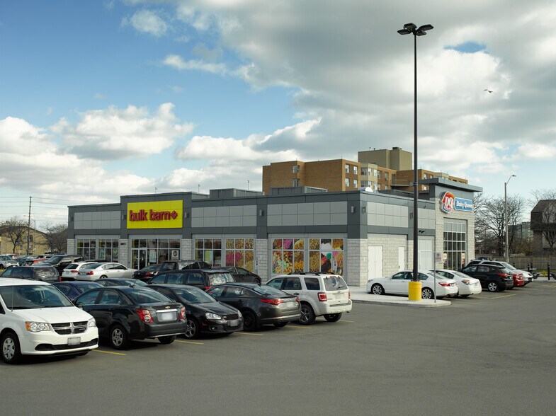 More Photos Of 925 Rathburn Rd E, Mississauga General Retail For Lease