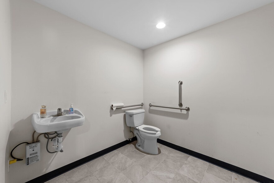 More Photos Of 1840 S Madison St, Whiteville Freestanding For Lease