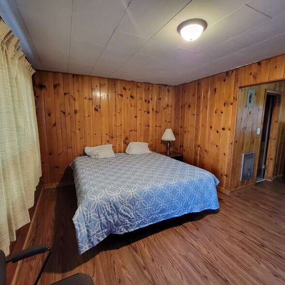 More Photos Of 711 2nd Ave SW, Quincy Hotel For Sale