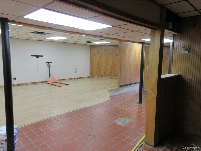 More Photos Of 21665 Groesbeck Hwy, Warren Office For Sale