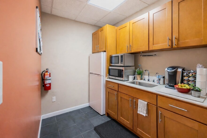 More Photos Of 14610 Rockaway Blvd, Jamaica Office For Sale