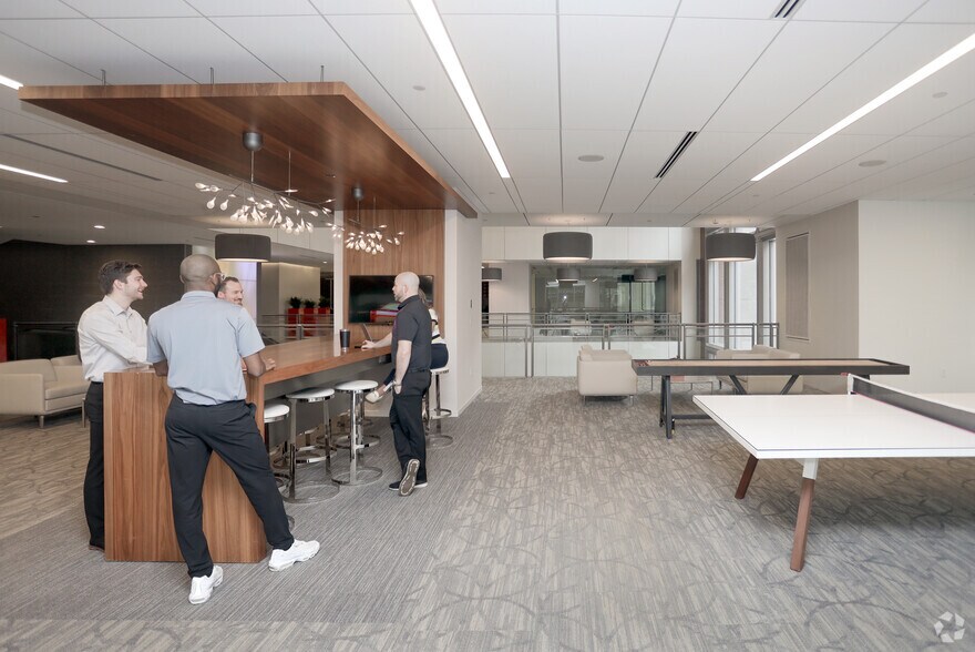 More Photos Of 10 W Market St, Indianapolis Office For Lease