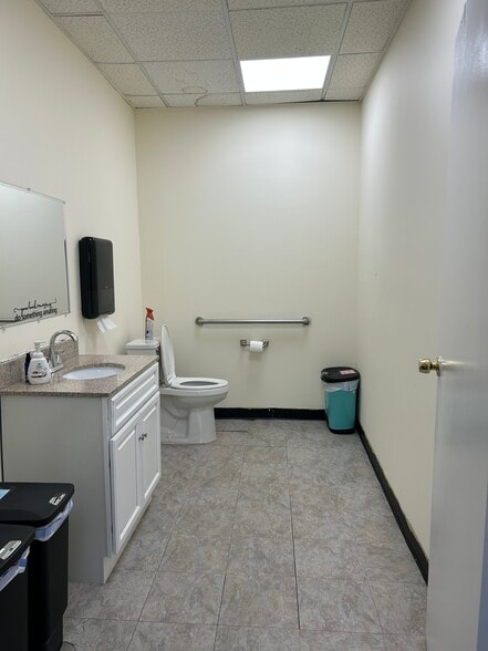 More Photos Of 63-17 Metropolitan Ave, Middle Village Warehouse For Lease