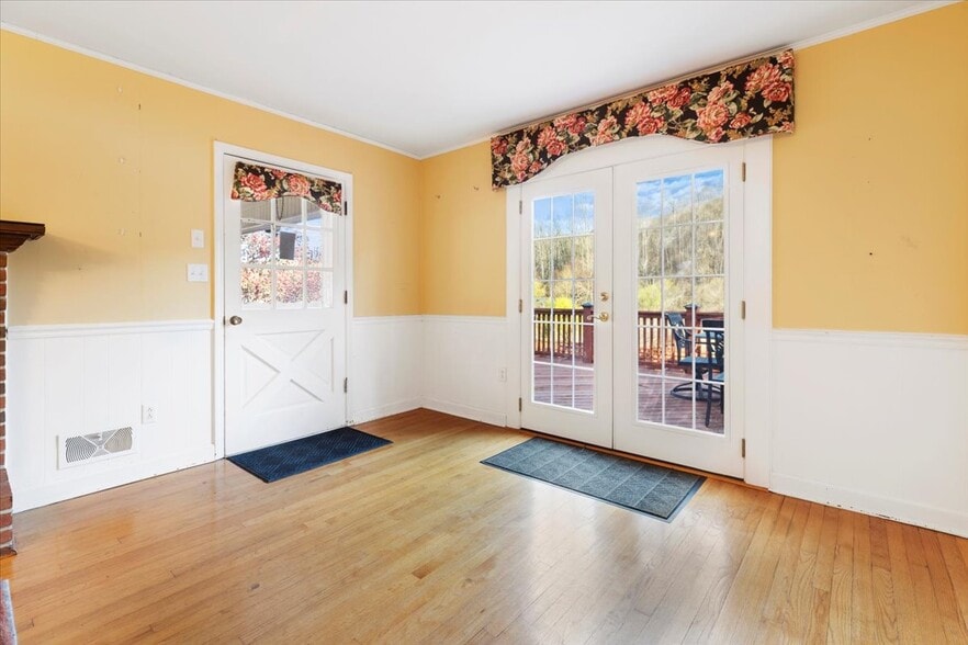 More Photos Of 1356 Coopers Cove Rd, Hardy Specialty For Sale