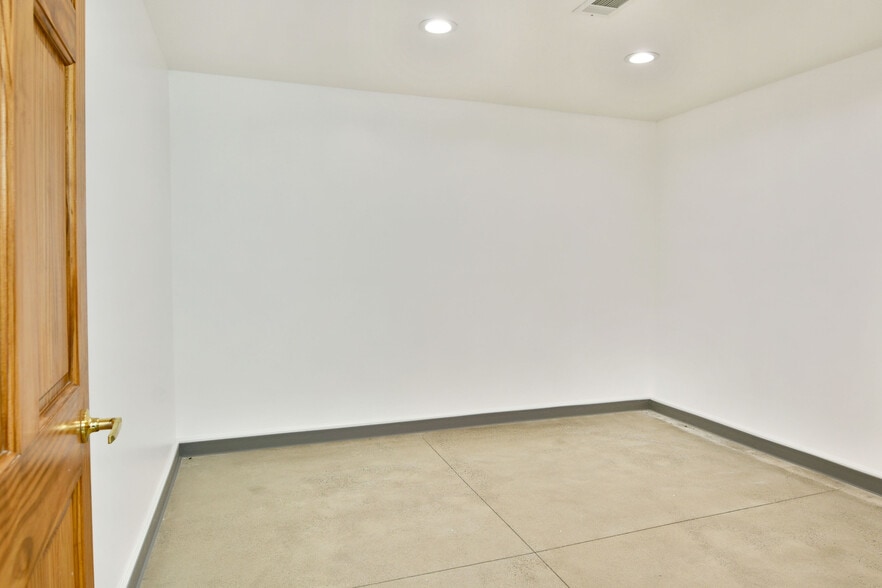 More Photos Of 3019 Parkman Rd NW, Warren Flex For Sale