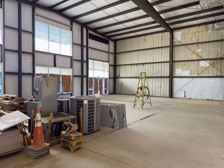 More Photos Of 3110 N Davis Hwy, Pensacola Showroom For Lease