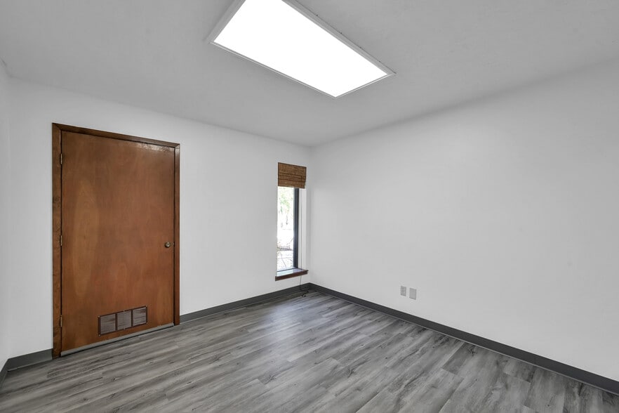 More Photos Of 903 Hillcrest Dr, Conroe Office For Sale