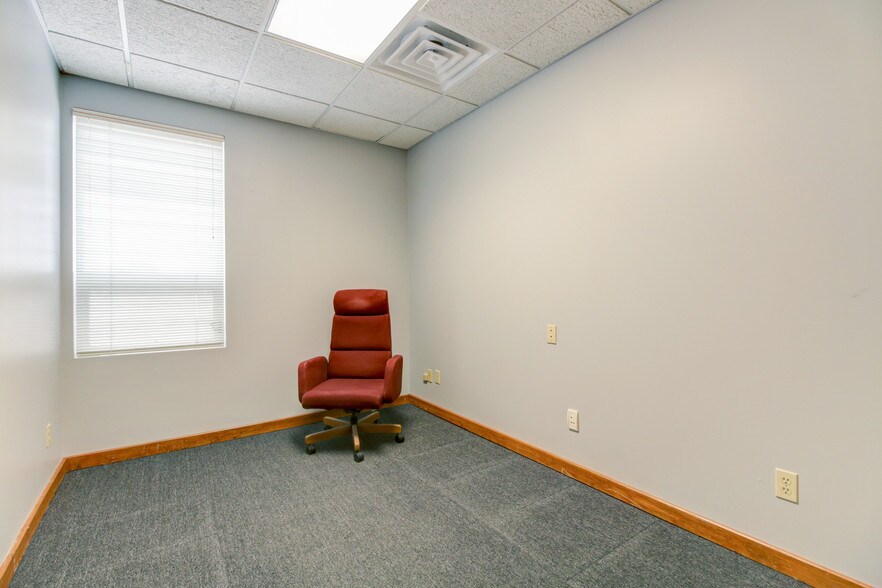 More Photos Of 316-318 Washington St, Bloomington Storefront Retail Office For Lease