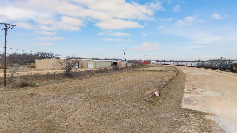 More Photos Of 1403 Blake Dr, Brownwood Warehouse For Sale