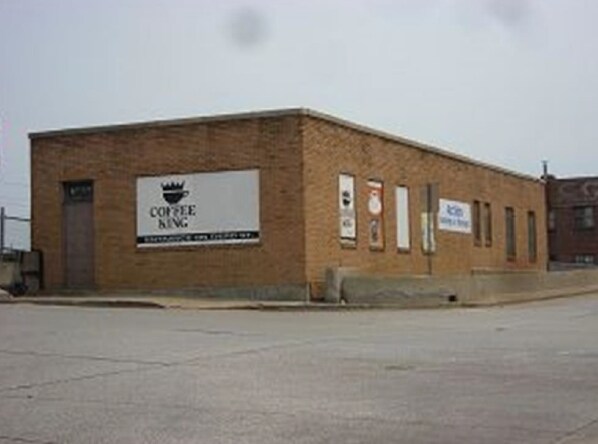 Primary Photo Of 1300 4th St, Sioux City Showroom For Lease