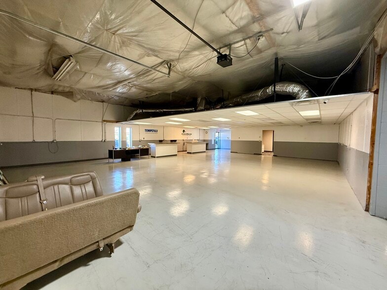 More Photos Of 702-708 Congress Park dr, Washington Township Warehouse For Lease