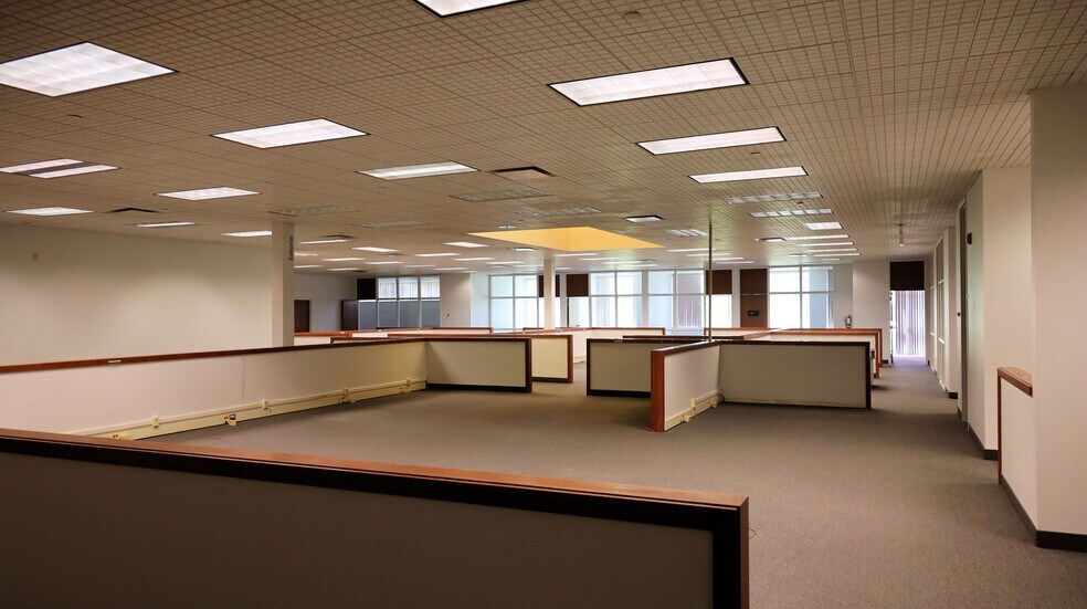 More Photos Of 7085 Mentor Ave, Willoughby Flex For Lease