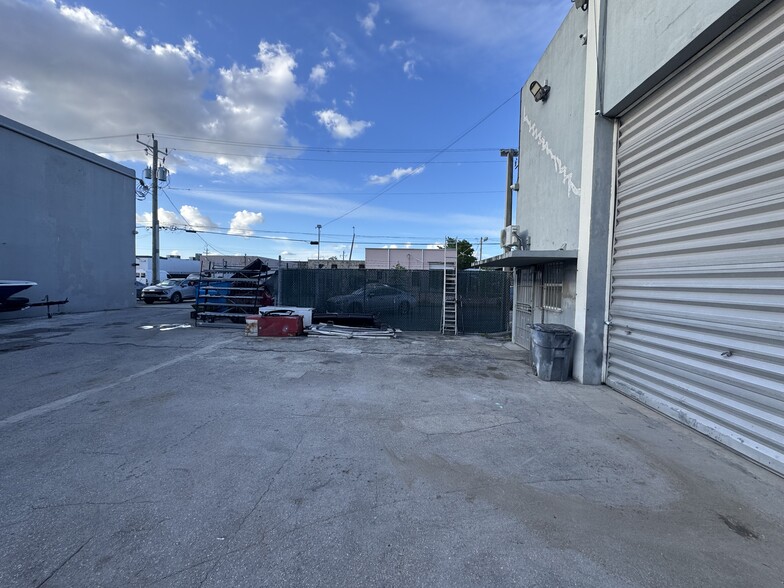 More Photos Of 3580 NW 49th St, Miami Warehouse For Lease