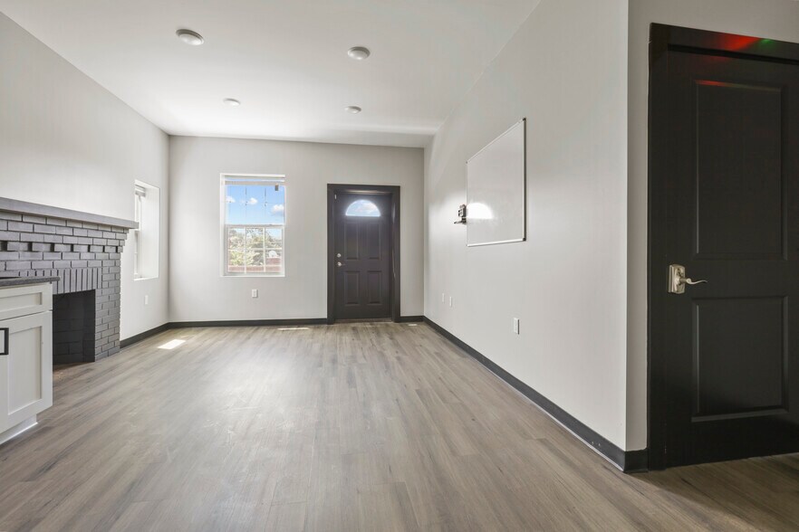 More Photos Of 1386 E Main St, Columbus Office For Lease