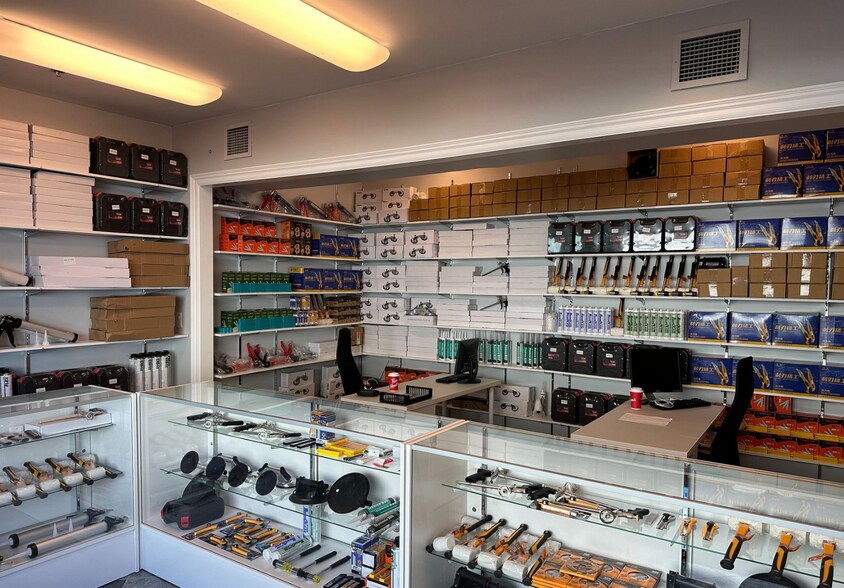 More Photos Of 8888 Keele St, Concord Warehouse For Lease