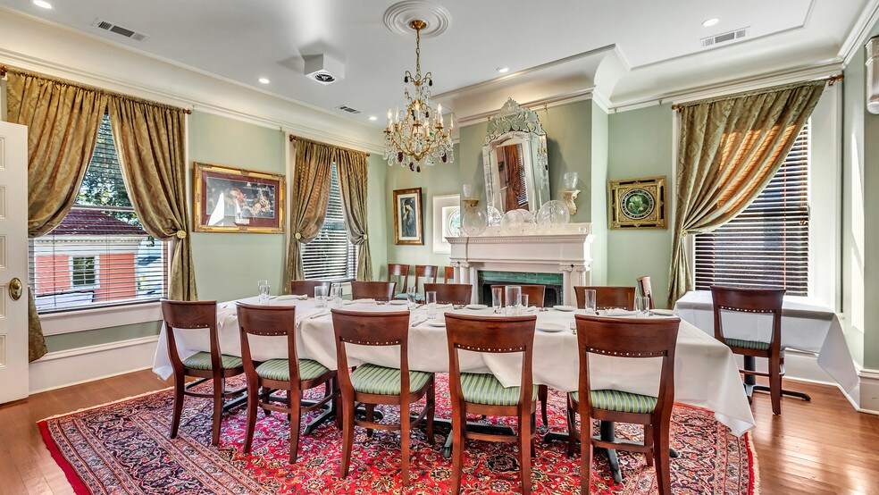 More Photos Of 119 E 37th St, Savannah Restaurant For Sale