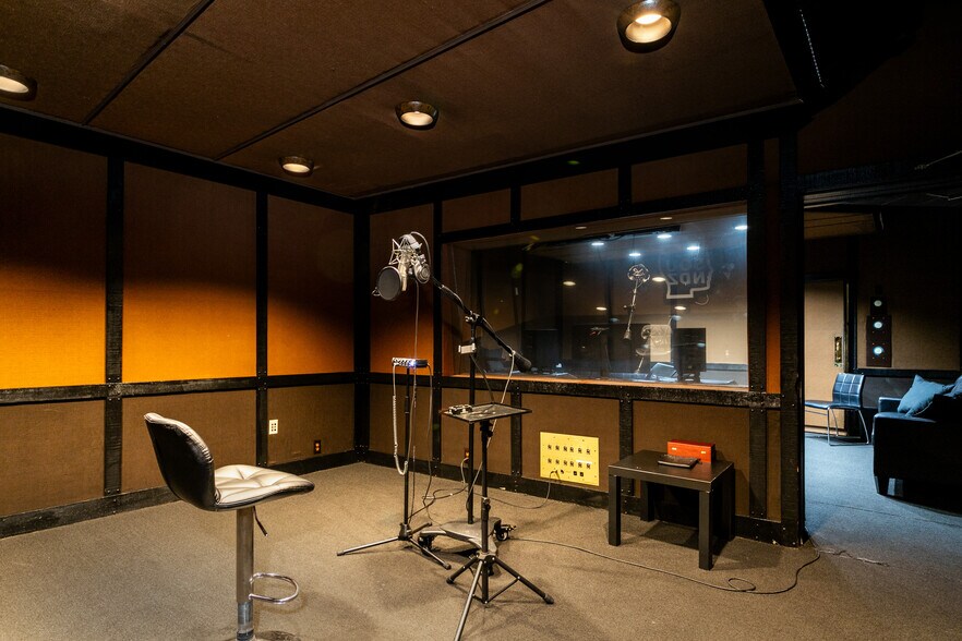 More Photos Of 6900 Melrose Ave, Los Angeles General Retail For Lease
