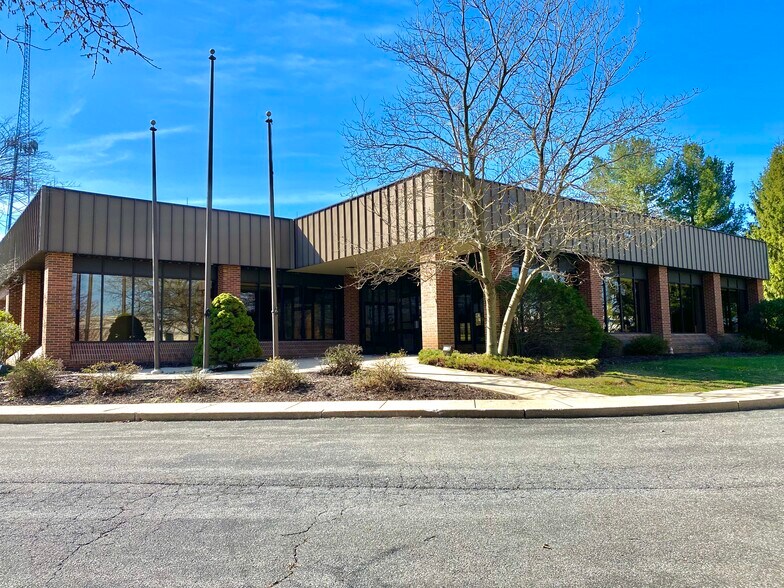 More Photos Of 3040 Industry Dr, Lancaster Flex For Sale