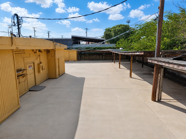 More Photos Of 1842 Bandera Rd, San Antonio Light Distribution For Sale