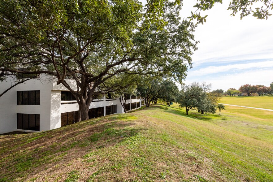 More Photos Of 104 Decker Ct, Irving Unknown For Lease