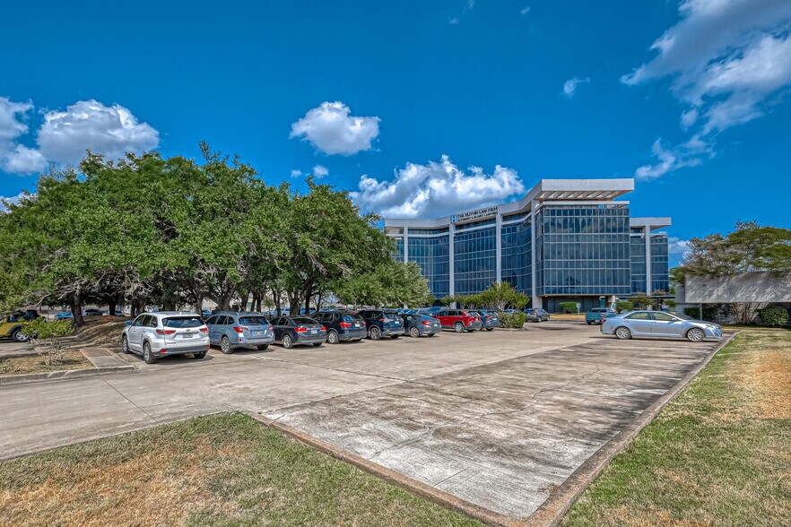 More Photos Of 6100 Corporate Dr, Houston Office For Sale