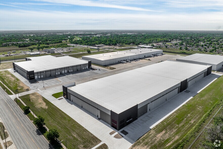 More Photos Of 1217 W MacArthur Rd, Wichita Warehouse For Lease