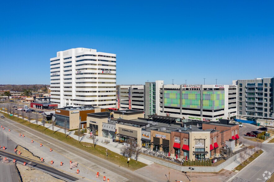 More Photos Of 700-736 W Big Beaver Rd, Troy General Retail For Sale