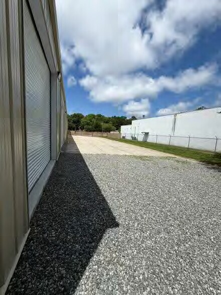 More Photos Of 207 Production Dr, Yorktown Warehouse For Lease